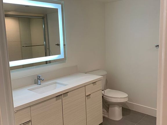 5th image of 3945 Ingraham St #402