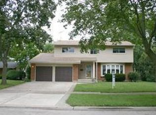 1000 E Barberry Ln, Mount Prospect, IL