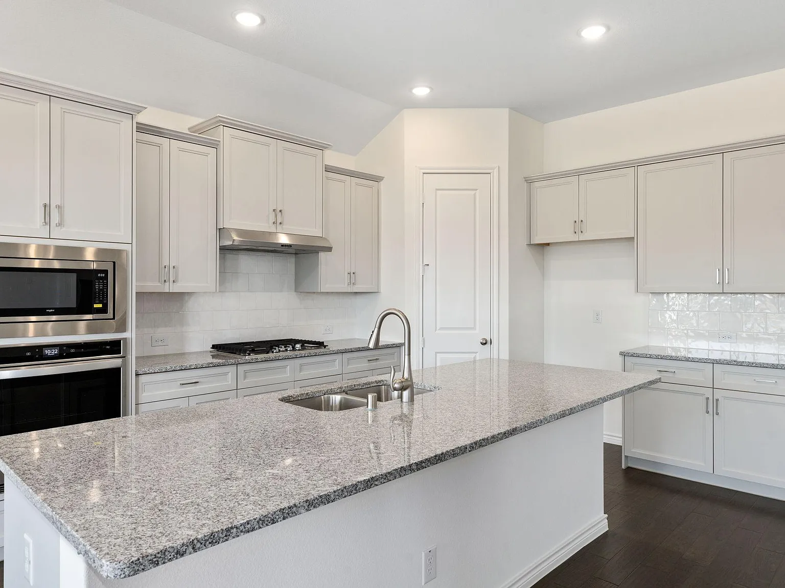 3 bed, 2.5 bath, 2612 sqft, $3,600 — Photo 4