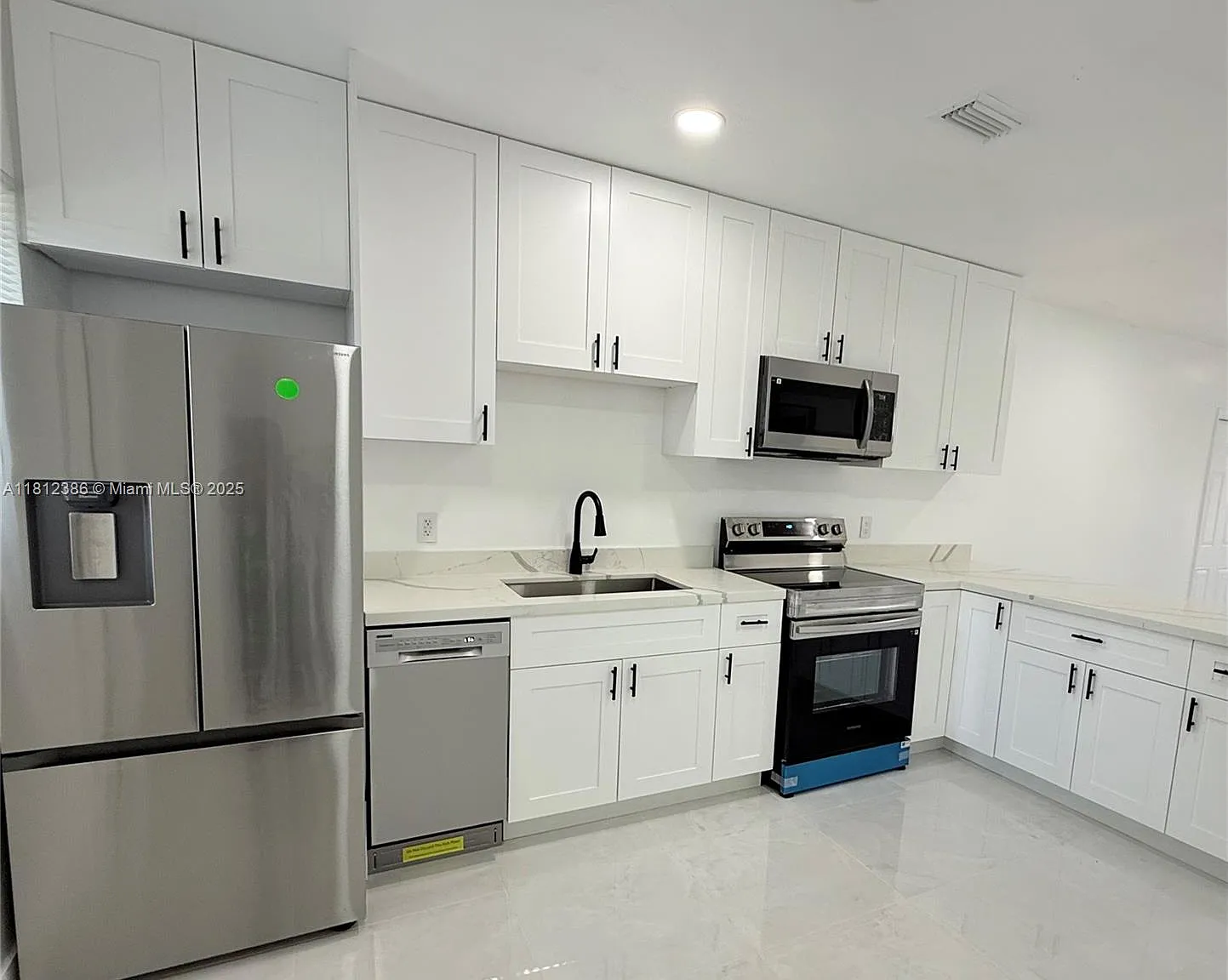 2 bed, 1.0 bath, 2543 sqft, $2,200 — Photo 2