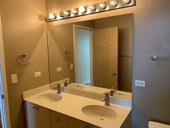 5th image of 1620 S Michigan Ave Unit 909