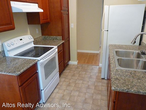 2nd image of 565 Saratoga Ave APT 2