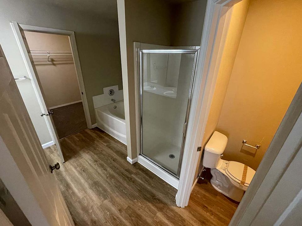 2nd image of 811 Oak Trail Dr