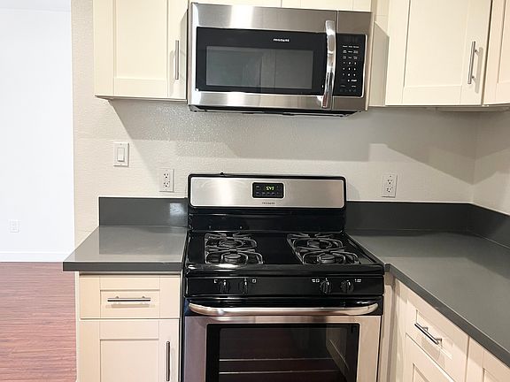3rd image of 924 1/2 Belmont Ave