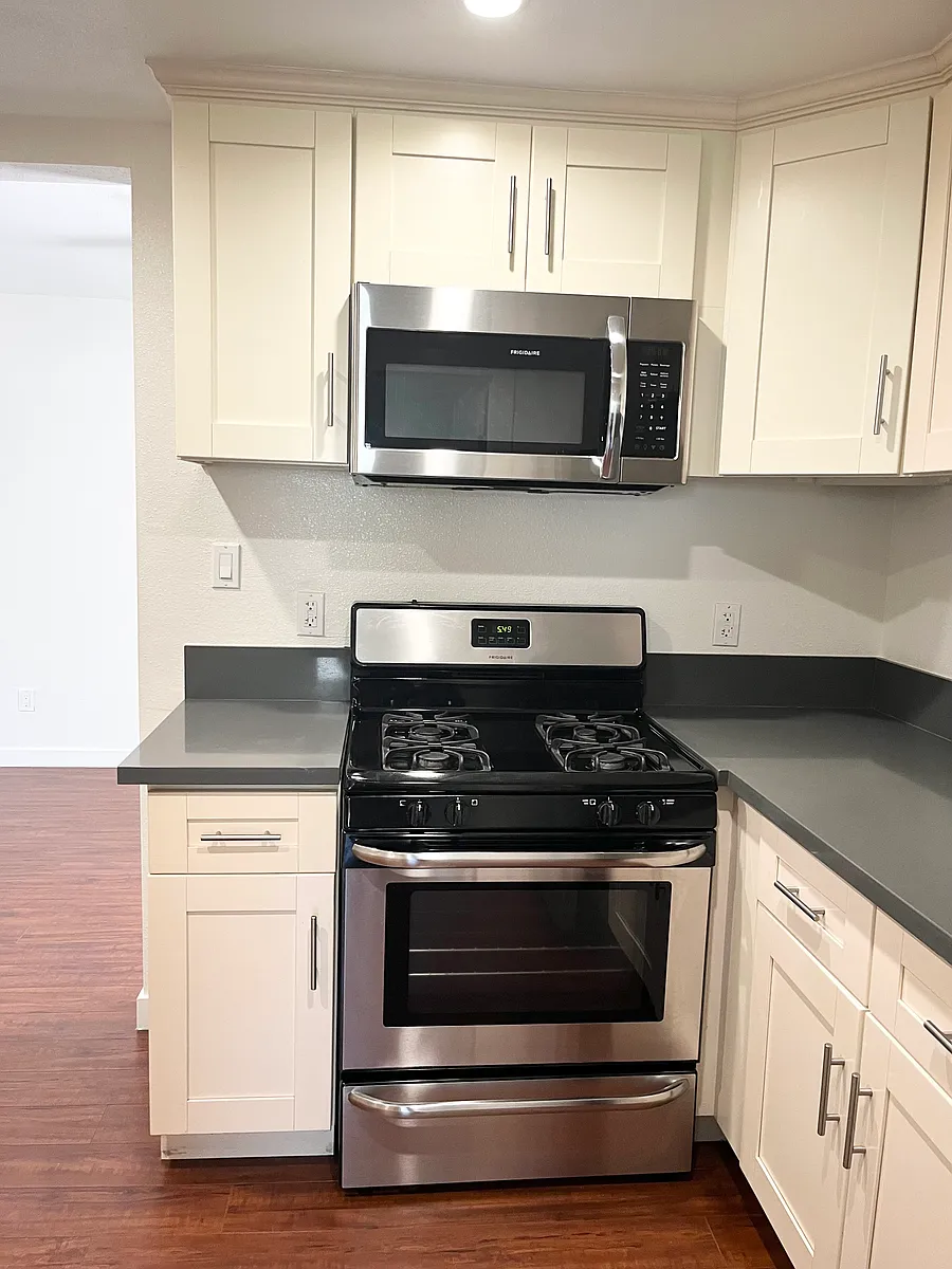 Building Photo - 922 Belmont Ave #924.5