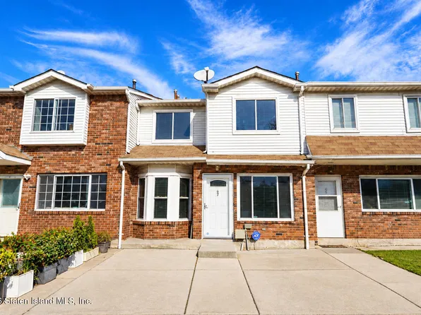 67 Country Dr N, Staten Island, NY 10314