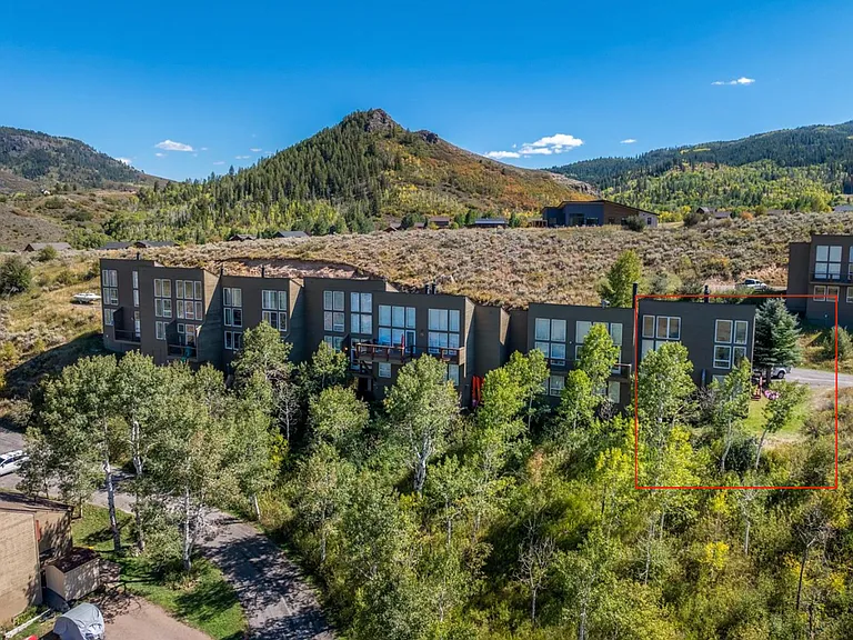End unit, on right. Close access to hiking and biking trails with the South Shore marina lake access 1 mile away