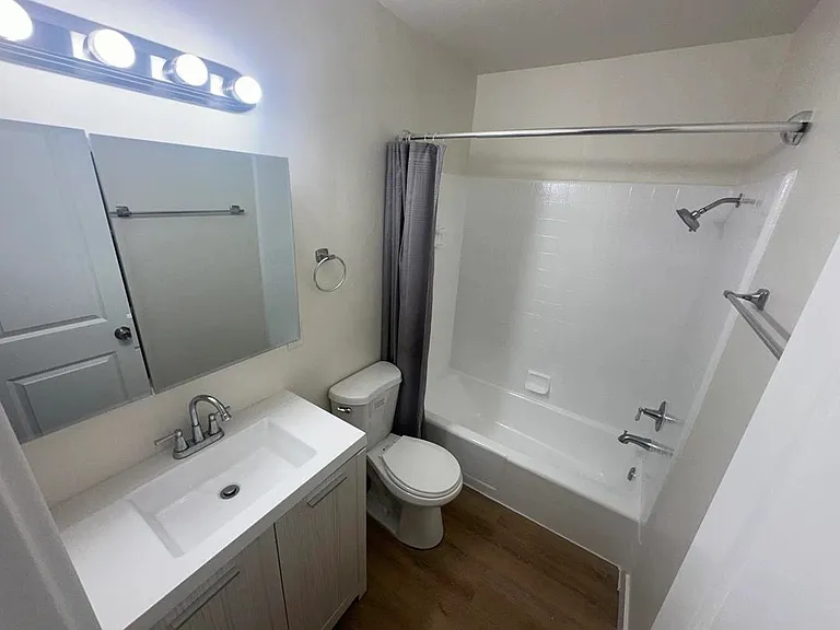 1254 E 1st St #5 — Photo 9