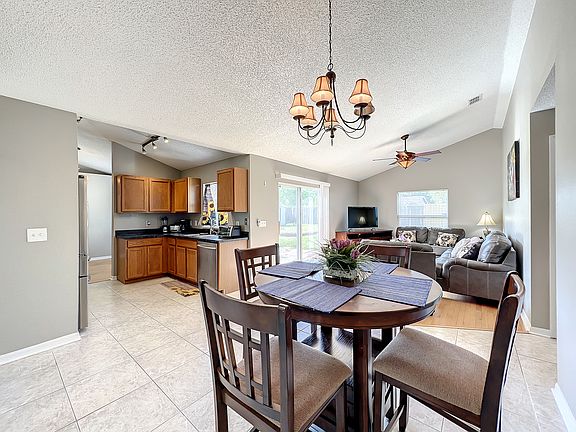 3rd image of 1812 Crownwood Dr