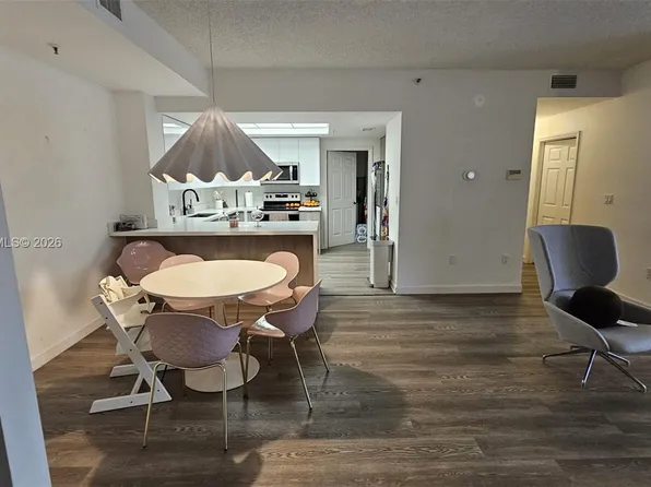 9755 NW 52nd St APT 201, Doral, FL 33178