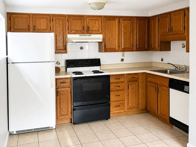 1036 S Braddock Ave — Photo 2