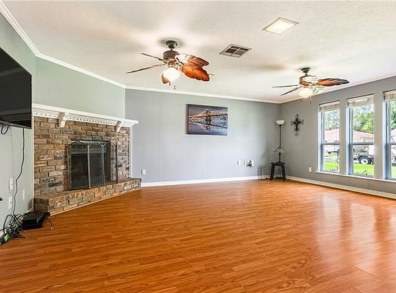 3rd image of 150 Dianne Dr