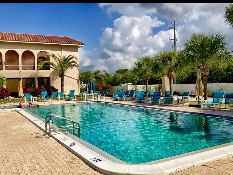 Yacht Club Pool
