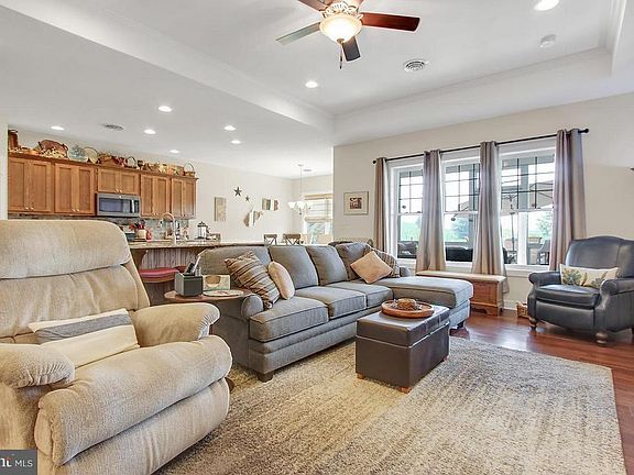 5th image of 3747 Farmstead Dr