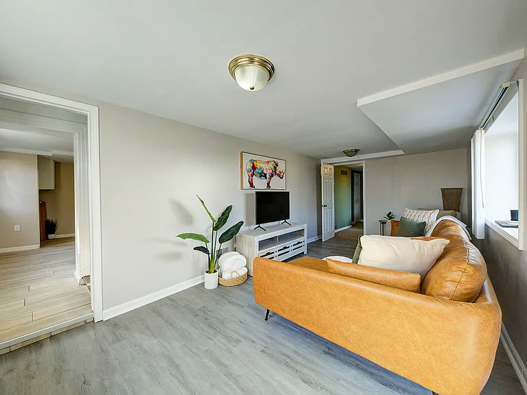 Rein Ave — Photo 5