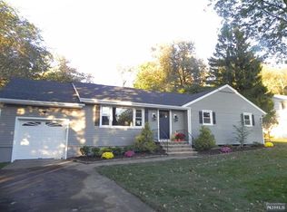 31 Massasoit Trl, Oakland, NJ 07436