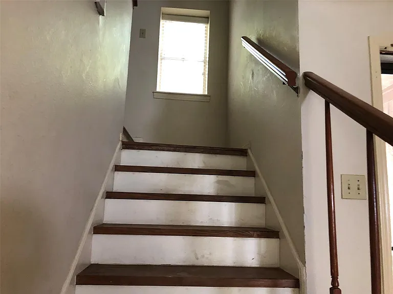 8715 Lawncliff Ln — Photo 12