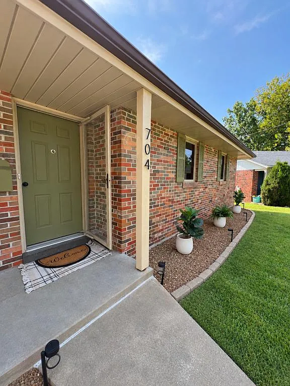 704 Glendale Dr. — Photo 2