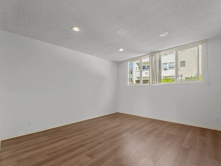691 1/2 Levering Ave — Photo 10