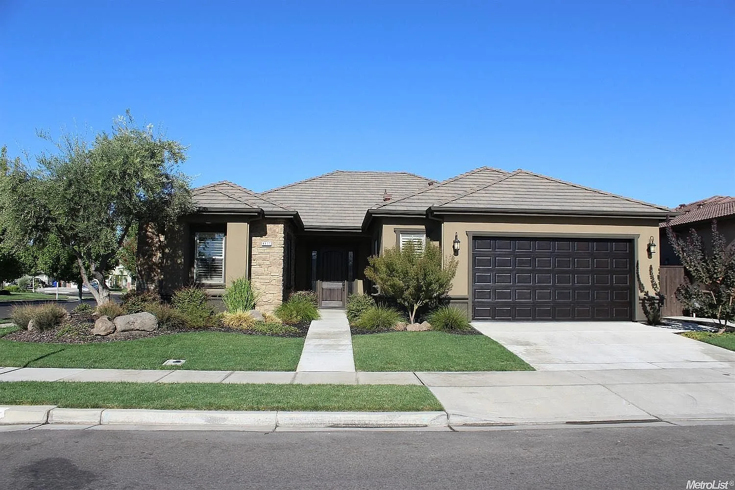 3 bed, 2105 sqft, $2,800 — Photo 1