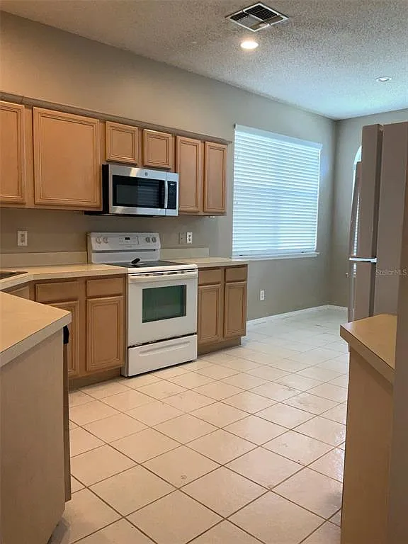 3 bed, 2.0 bath, 1664 sqft, $2,175 — Photo 4
