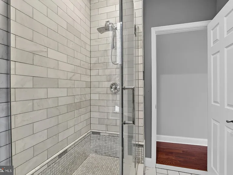 2319 E Somerset St — Photo 23
