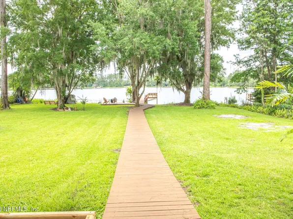 303 RILEY LAKE Drive, Hawthorne, FL 32640