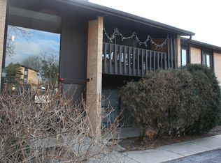 6147 Knollwood Dr #102, Willowbrook, IL 60527