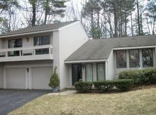 5 Stowecroft Dr, Hampton, NH 03842