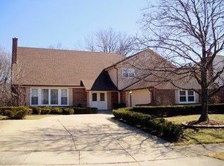 835 Sutton Dr, Northbrook, IL 60062