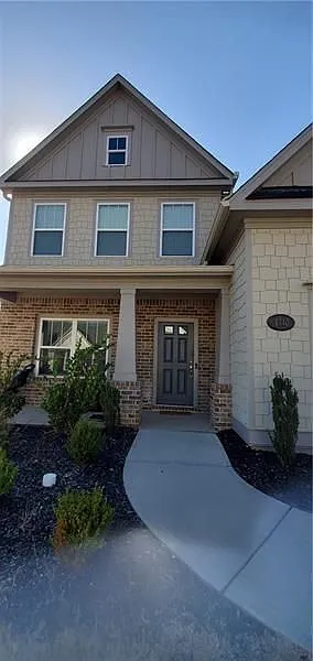 5 bed, 4.0 bath, 2857 sqft, $2,800 — Photo 2