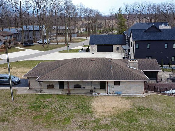 3rd image of 2922 Country Club Dr S