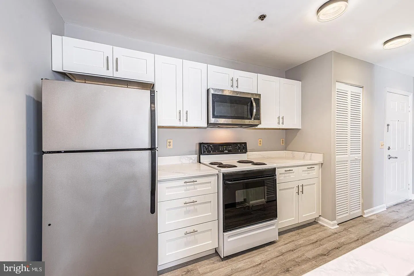 2 bed, 1.0 bath, 908 sqft, $2,100 — Photo 2