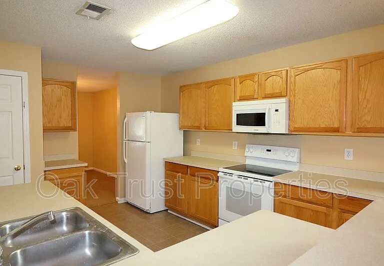 538 Holiday Dr — Photo 10
