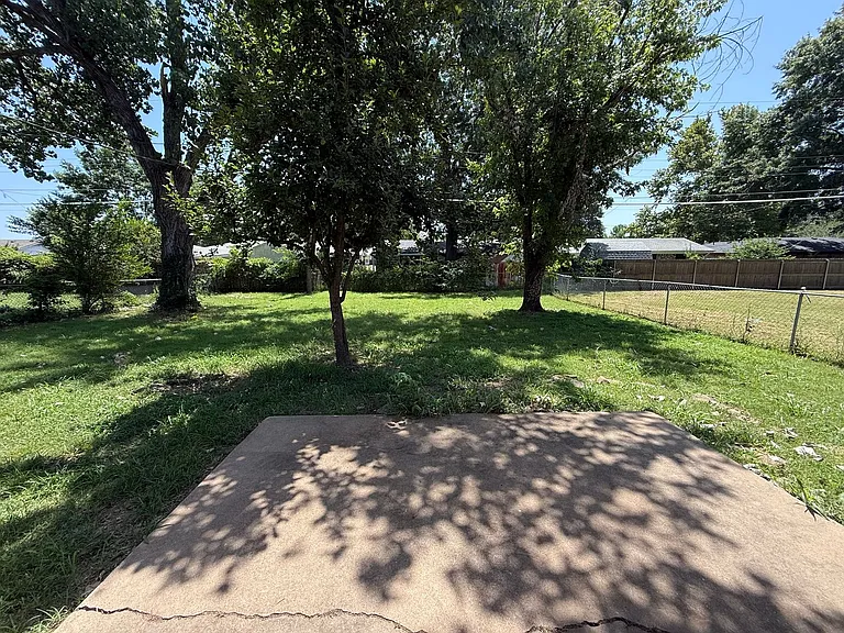 504 Highland Dr — Photo 2