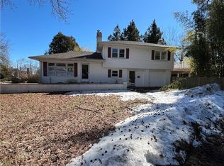 28 Hill Top Dr, Warwick, RI 02818