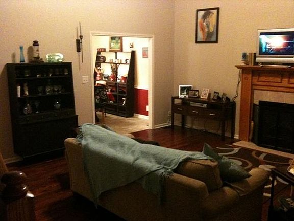 4th image of 2633 Green Briar Dr