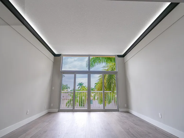 Dimmable cove lighting