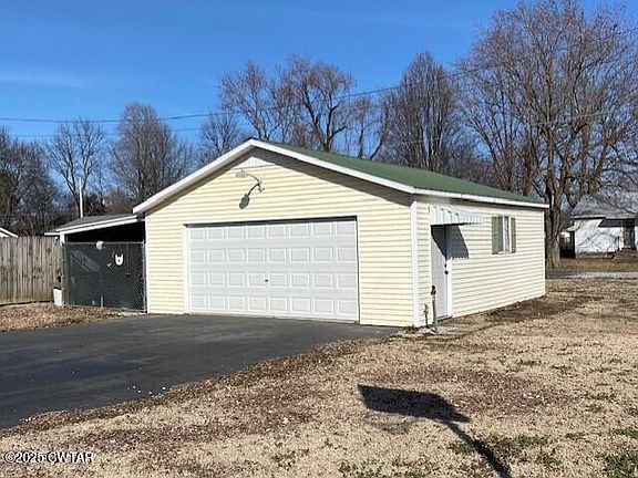 3rd image of 402 Foster St