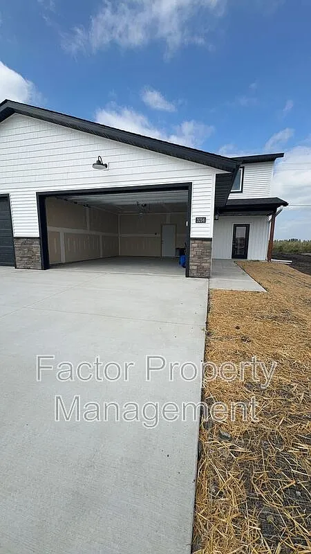 3 bed, 2.5 bath, 1800 sqft, $2,295 — Photo 2