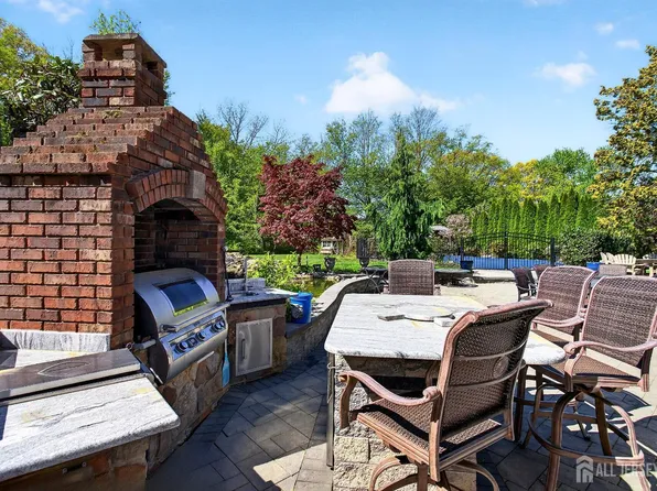 11 Apple Manor Ln, East Brunswick, NJ 08816