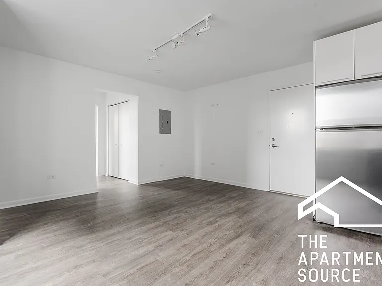 940 W Winona St #505 — Photo 6