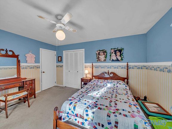 5th image of 914 Brown St