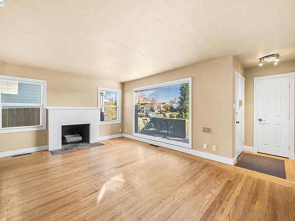4th image of 2342 Palm Ave