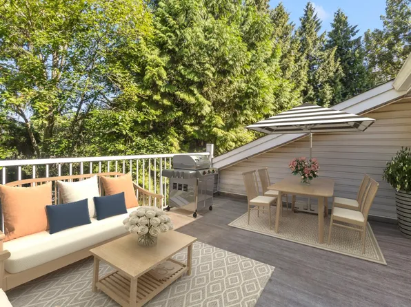 2082 Springer Ave, Burnaby, BC V5B 3M5