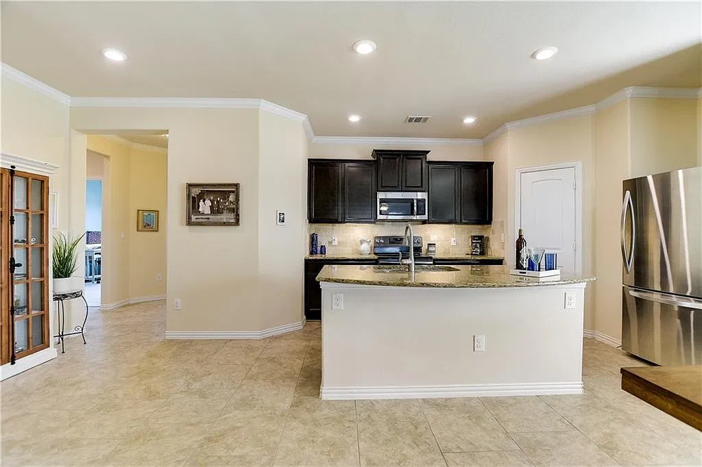 4 bed, 3.0 bath, 2132 sqft, $2,250 — Photo 3