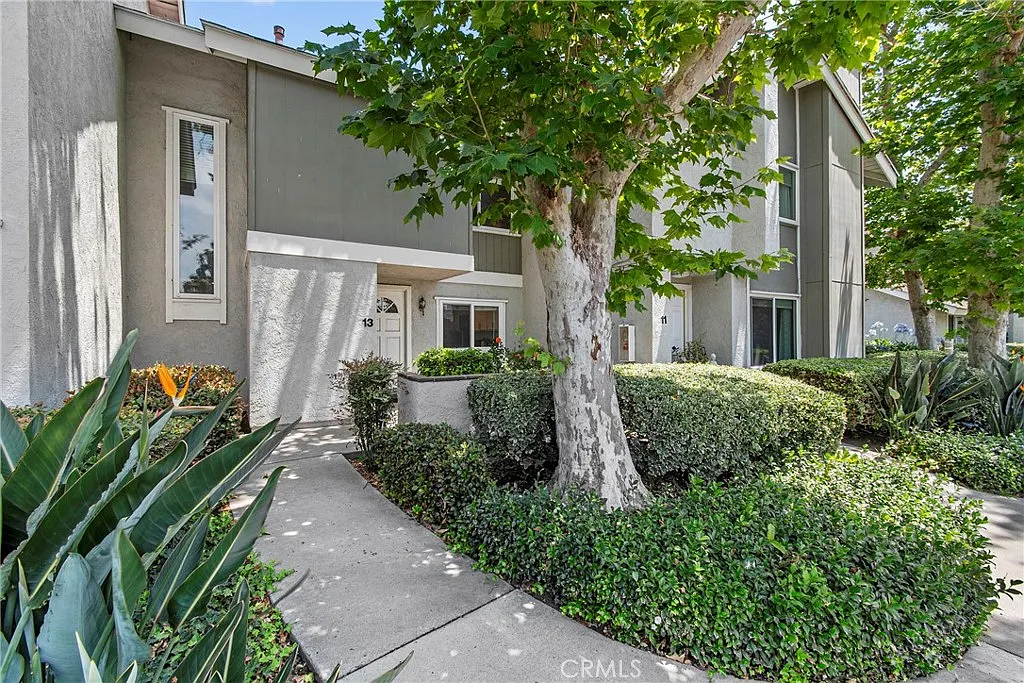 2 bed, 2.5 bath, 1068 sqft, $3,700 — Photo 2