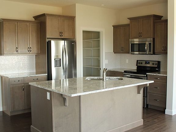 4th image of 10 Viceroy Cres #10