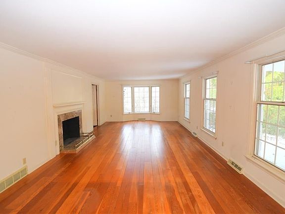 3rd image of 33000 Fairmount Blvd