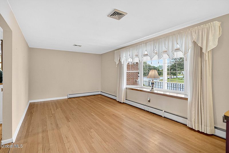 4th image of 37 Gadsen Court